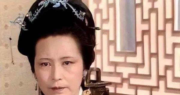 晴雯是谁的丫鬟