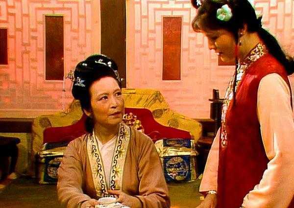 晴雯是谁的丫鬟