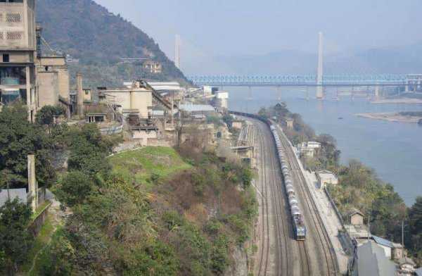 新中国第一条铁路是哪条