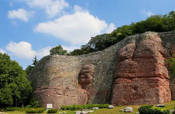 有六朝古都之称的是哪个城市