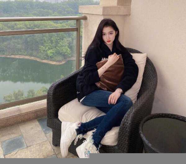 鹿晗关晓彤怎么认识在一起的