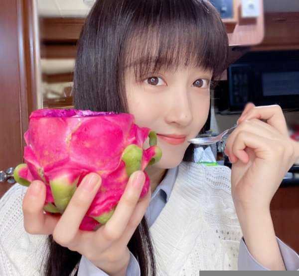 鹿晗关晓彤怎么认识在一起的