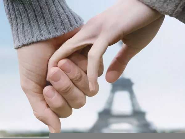 戒指戴中指什么意思女生