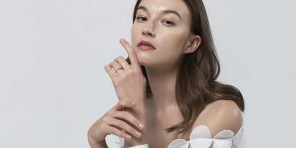 戒指戴中指什么意思女生