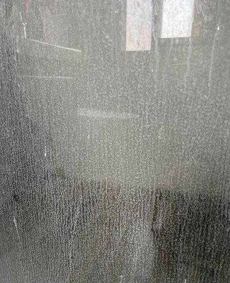 淋浴房玻璃上的水垢怎么去除