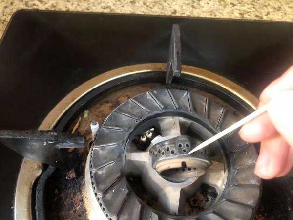 刚充的燃气费为什么煤气灶打不着火