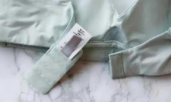 有的新衣服会自带一小块布料是做什么用的