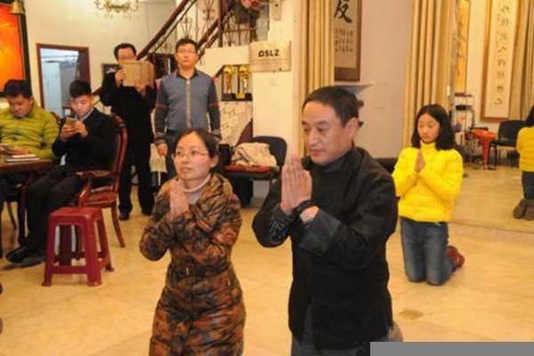 三叩九拜标准姿势图解大全