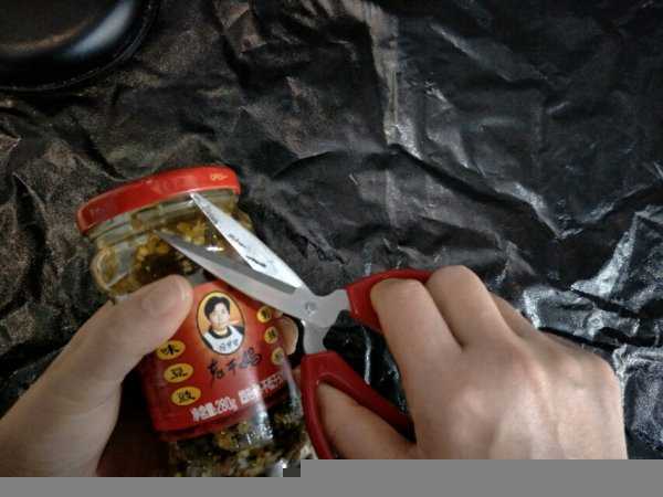 玻璃瓶盖太紧拧不开怎么办