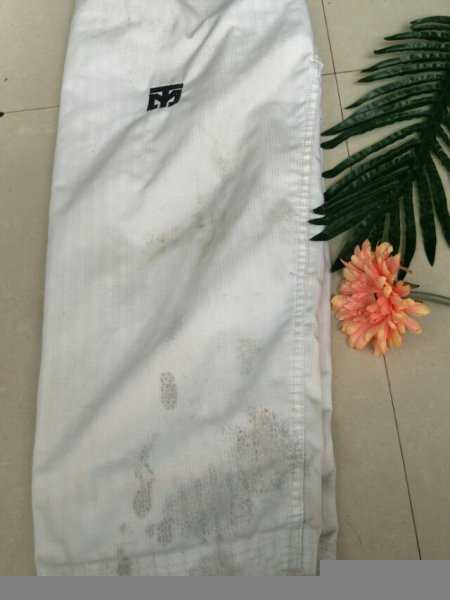 衣服上的黑色霉点怎么去除