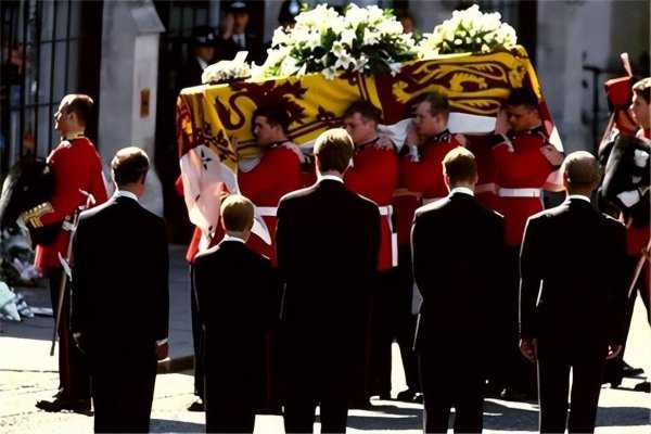 死去的人会回来看活着的亲人吗