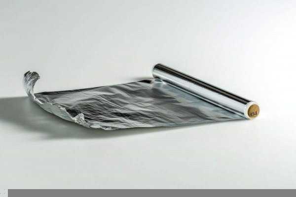 锡纸亮面接触食物还是反面