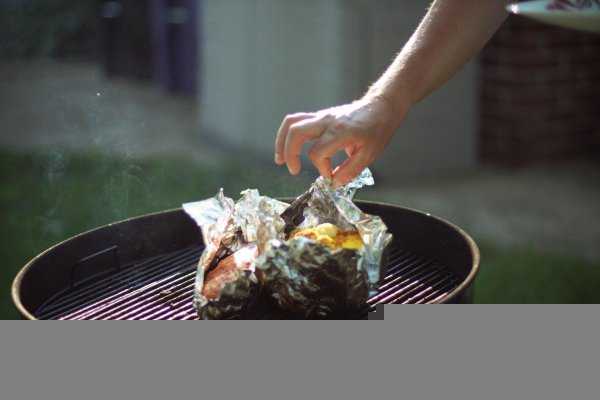 锡纸亮面接触食物还是反面