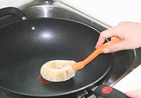 炒锅外面的油渍污垢怎样去除