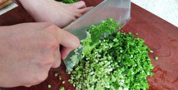 韭菜包子馅怎样做出来是绿色的