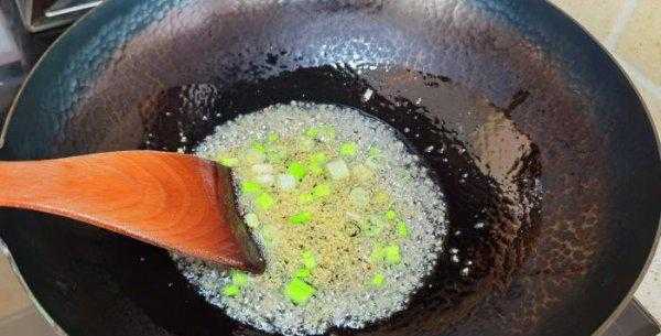 韭菜包子馅怎样做出来是绿色的