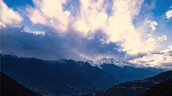 德钦县海拔多少米