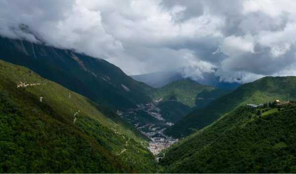 德钦县海拔多少米