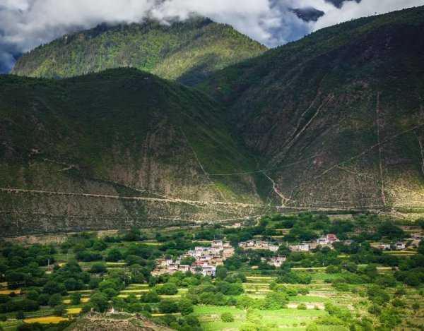 德钦县海拔多少米