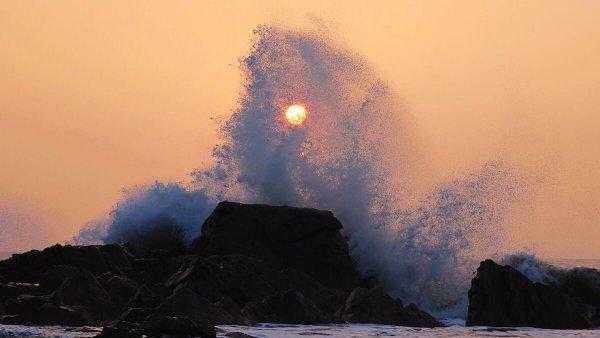 涨潮和落潮的主要原因是由什么引起的