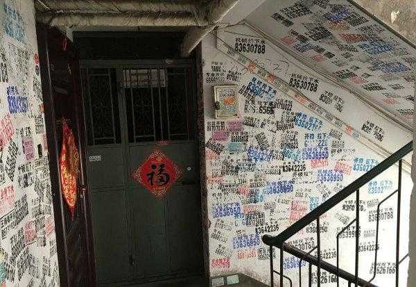 门上粘胶留下痕迹怎么去除