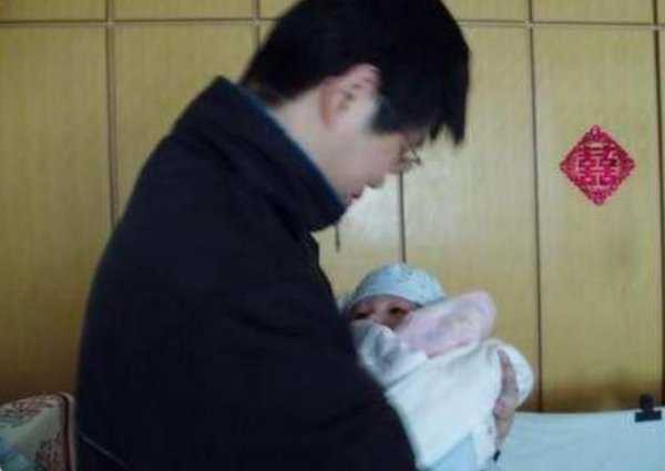 宝宝先叫爸爸好还是妈妈好