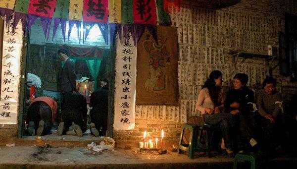 人死后眼睛闭不上是什么原因