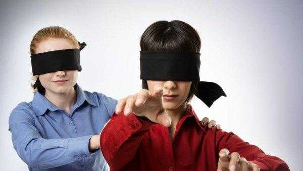 不聋不瞎不配当家什么意思