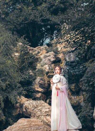 不聋不瞎不配当家什么意思