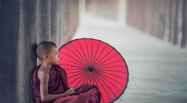 不聋不瞎不配当家什么意思