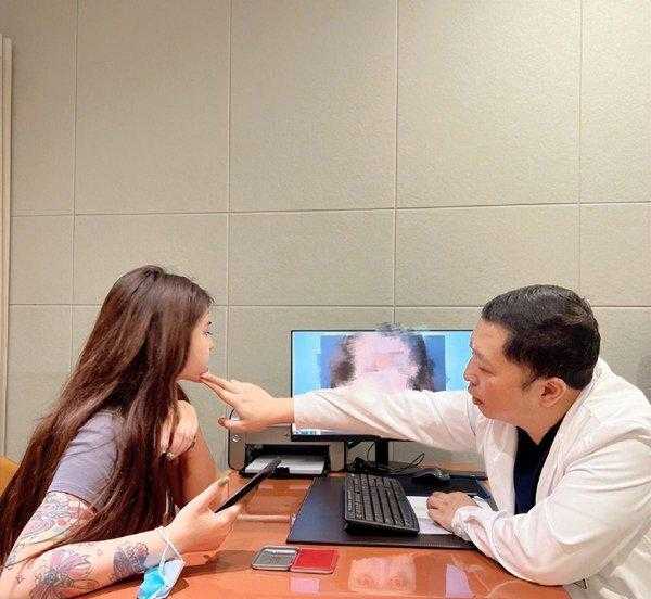 韩安冉整容前后对比照片