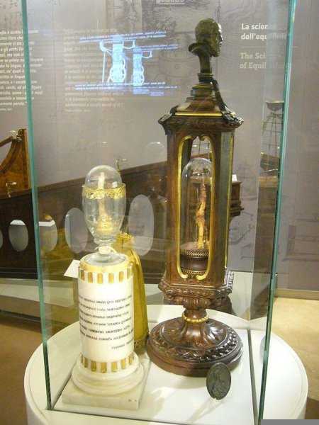 竖中指的由来和意思