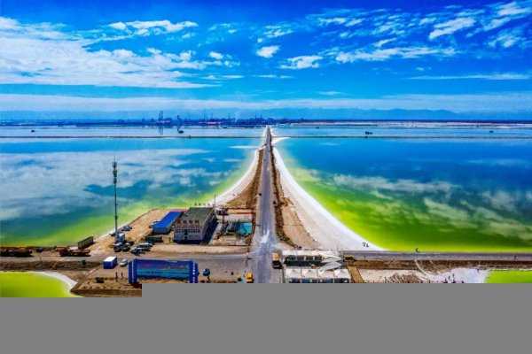察尔汗盐湖位于哪里