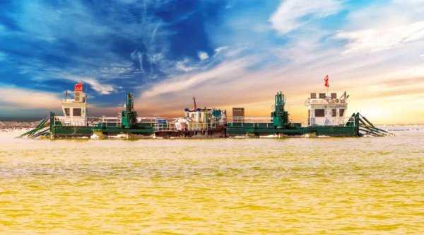 察尔汗盐湖位于哪里