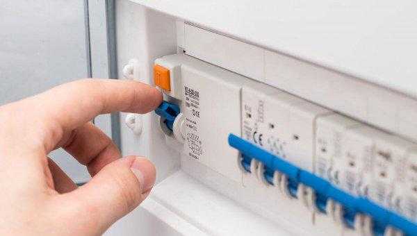 家里电压不稳怎么解决